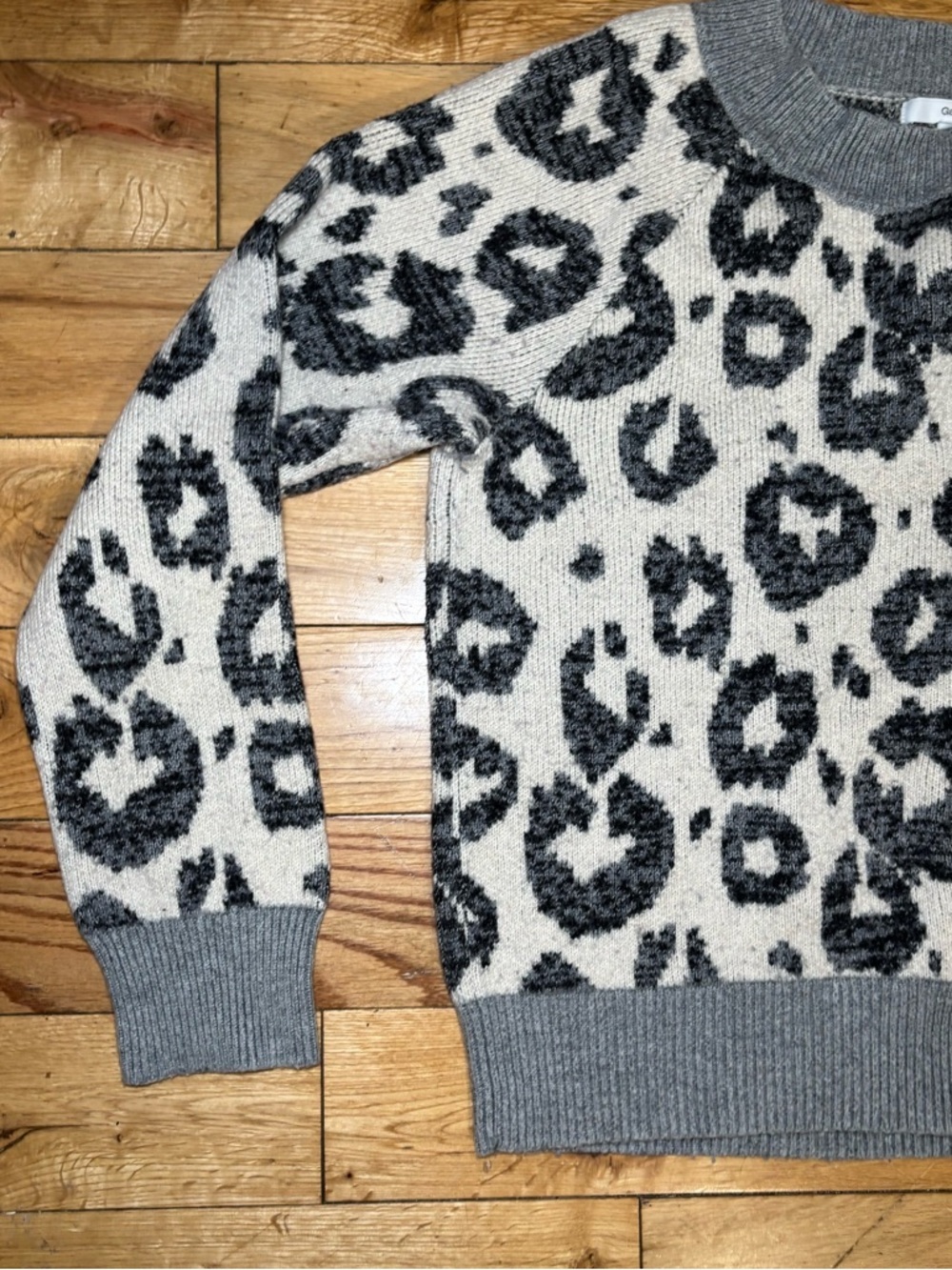 Gap Leopard Print Fuzzy Sweater Gray & Cream Cozy Knit Pullover - Picture 3 of 6